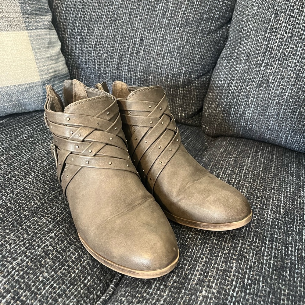 Elegant Women's Taupe Ankle Boots